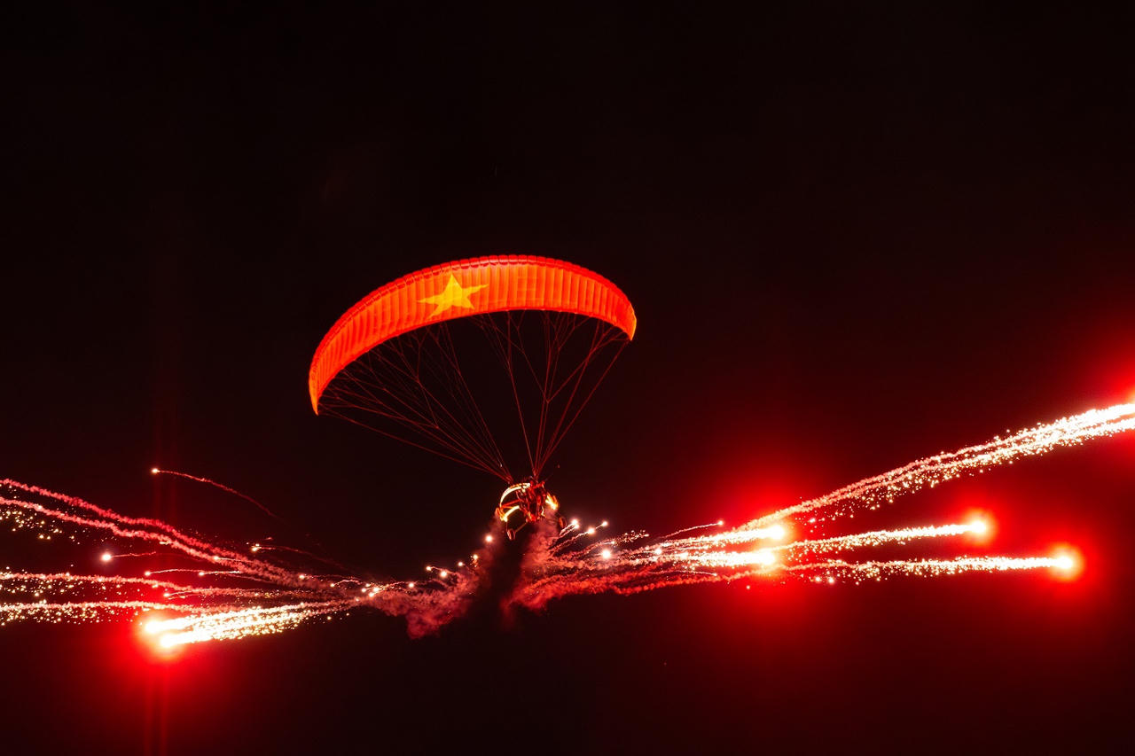 'Bay qua miền di sản' thắp sáng đêm Hội An, mở màn du lịch hè 2025