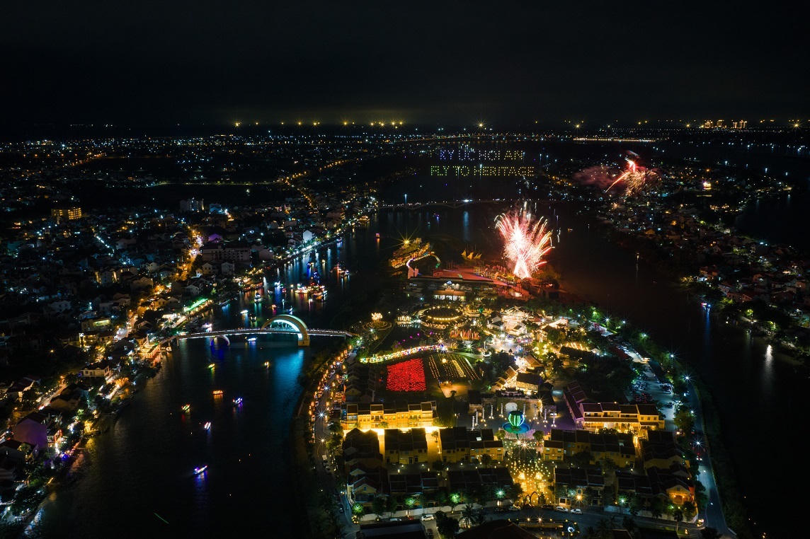 'Bay qua miền di sản' thắp sáng đêm Hội An, mở màn du lịch hè 2025