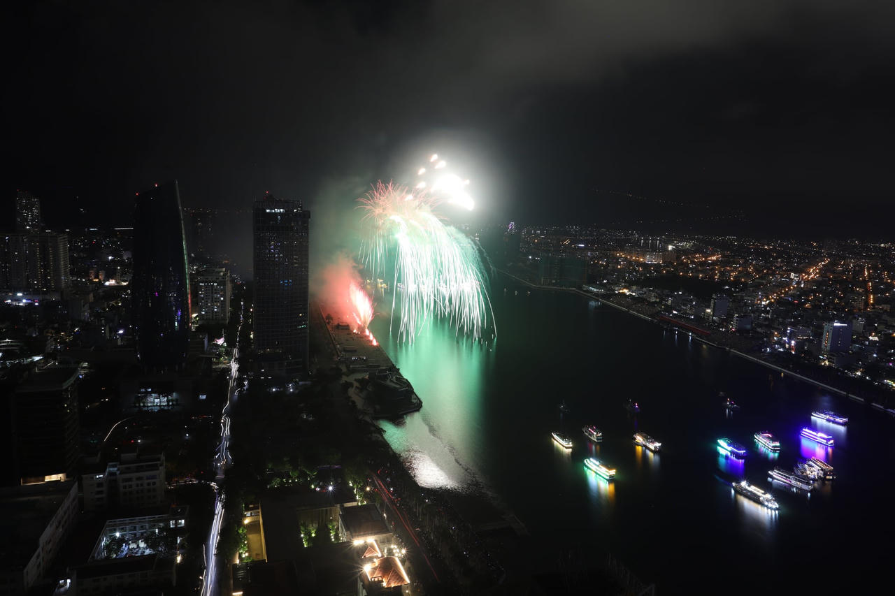 Đêm thi thứ 2 DIFF 2025: Việt Nam - Ba Lan khiêu vũ cùng pháo hoa