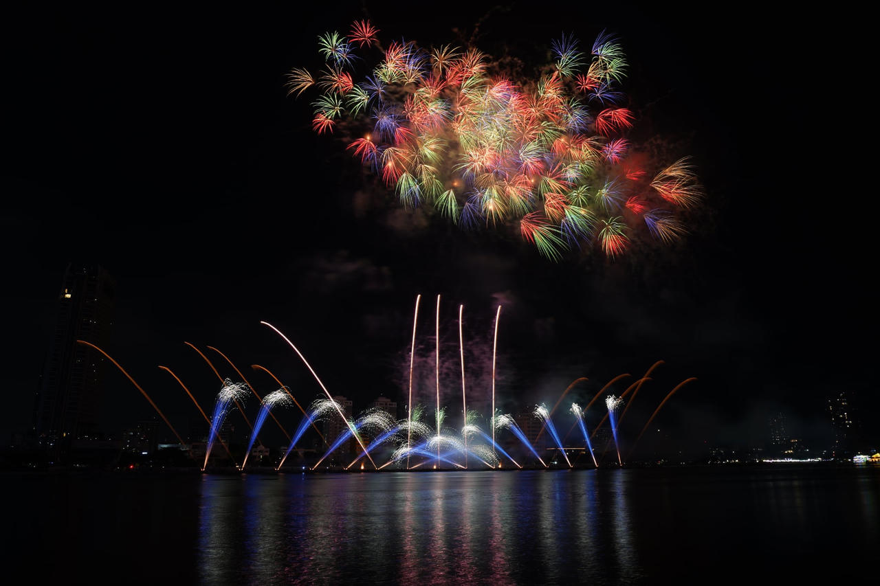 Đêm thi thứ 2 DIFF 2025: Việt Nam - Ba Lan khiêu vũ cùng pháo hoa