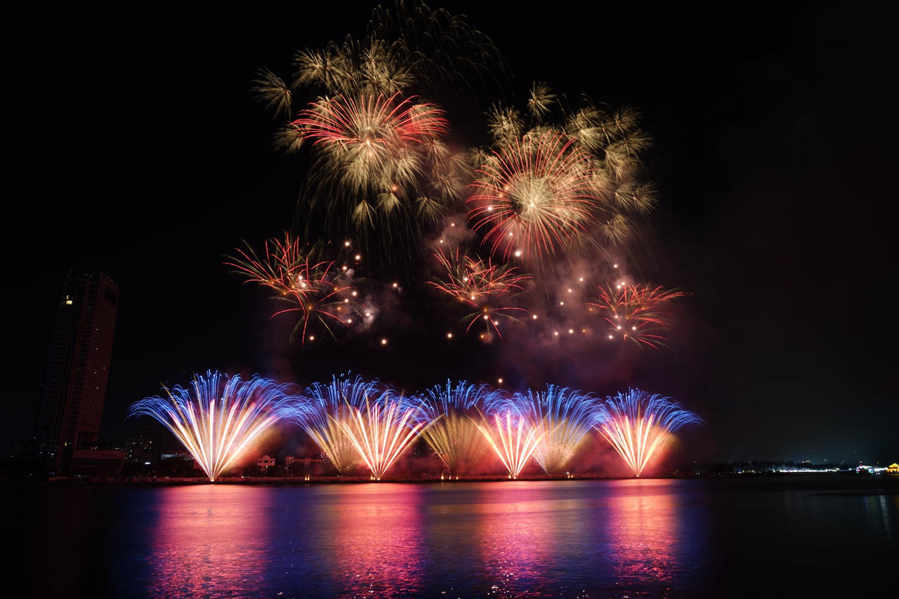 Đêm thi thứ 2 DIFF 2025: Việt Nam - Ba Lan khiêu vũ cùng pháo hoa