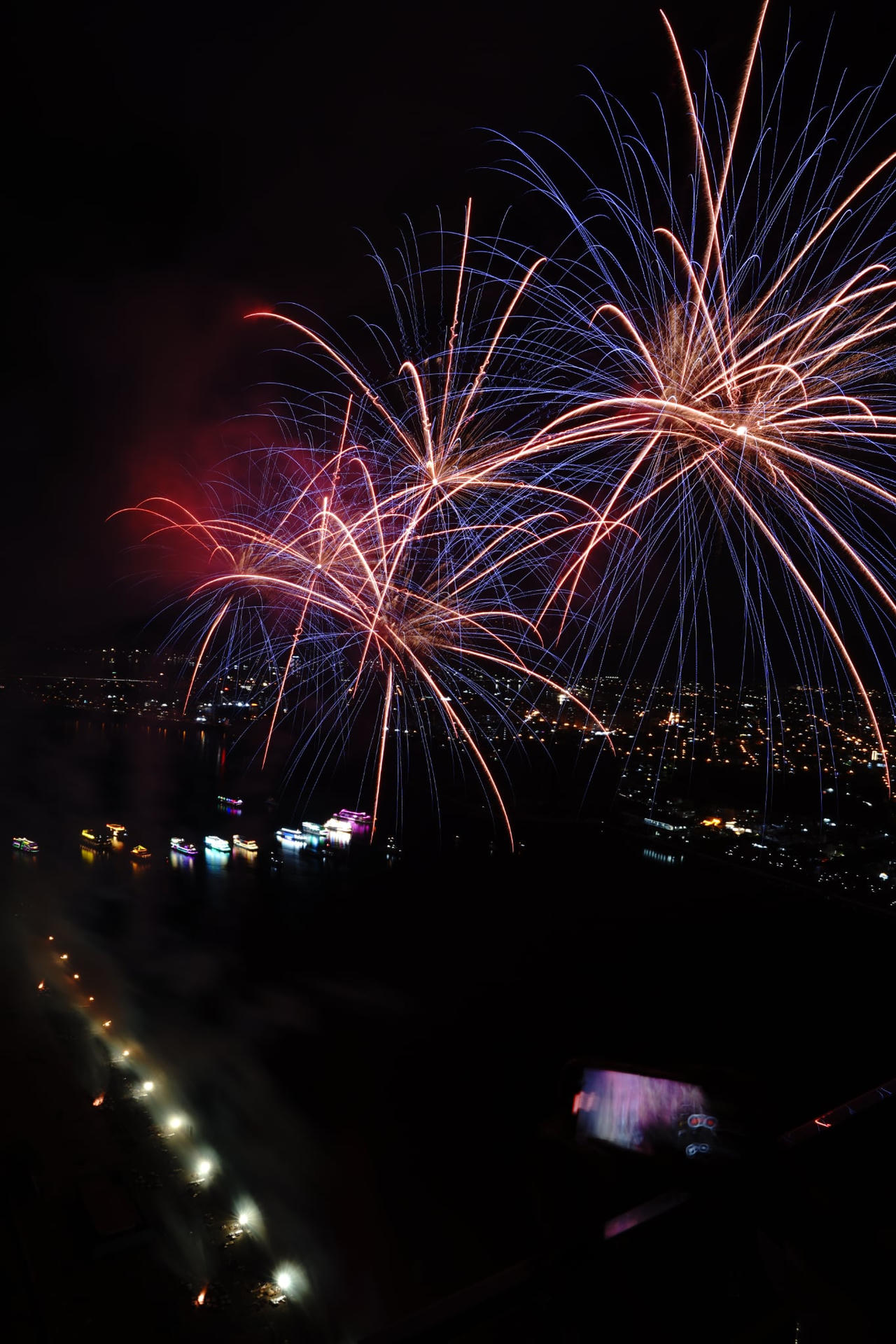 Đêm thi thứ 2 DIFF 2025: Việt Nam - Ba Lan khiêu vũ cùng pháo hoa