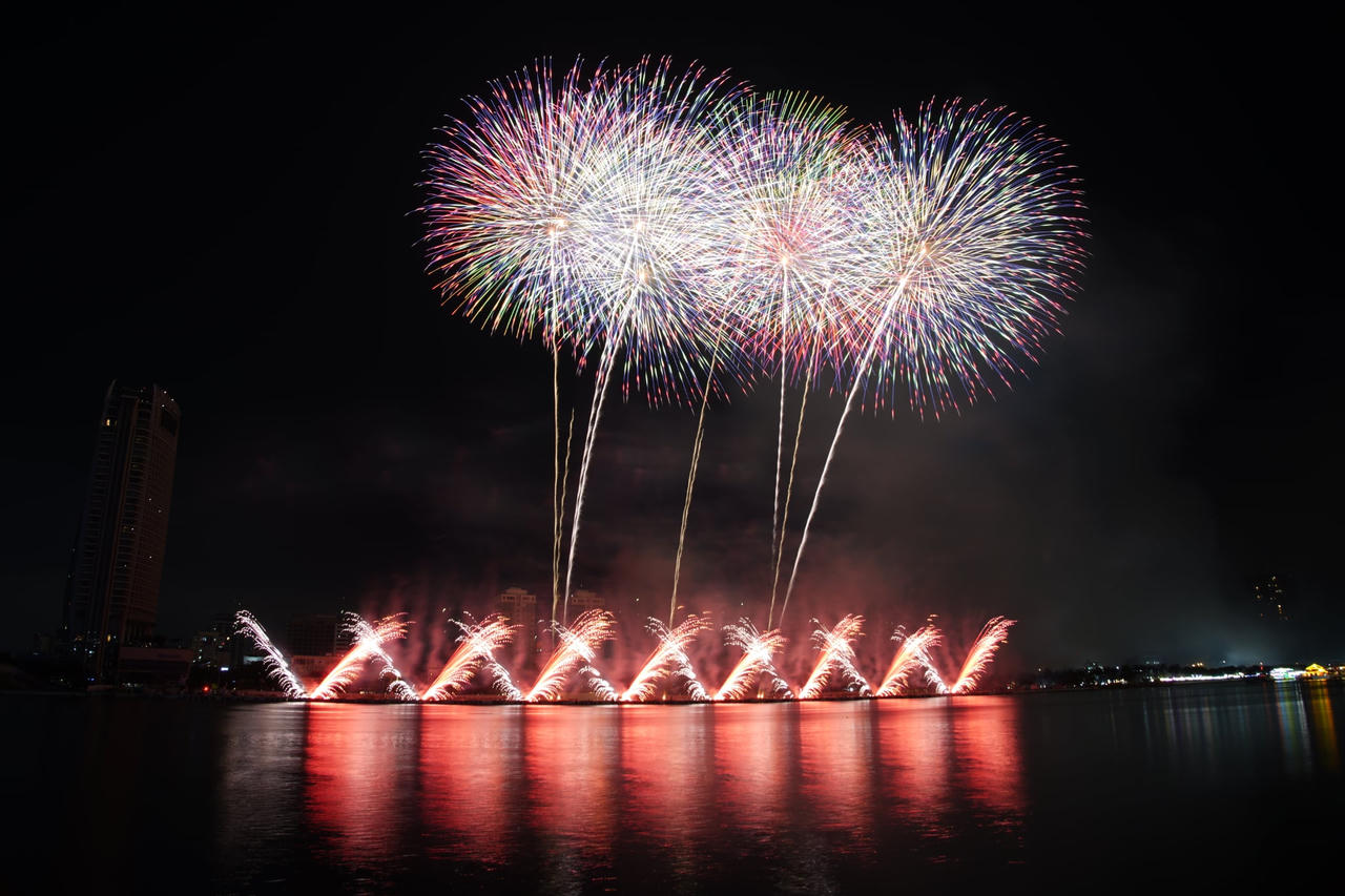 Đêm thi thứ 2 DIFF 2025: Việt Nam - Ba Lan khiêu vũ cùng pháo hoa