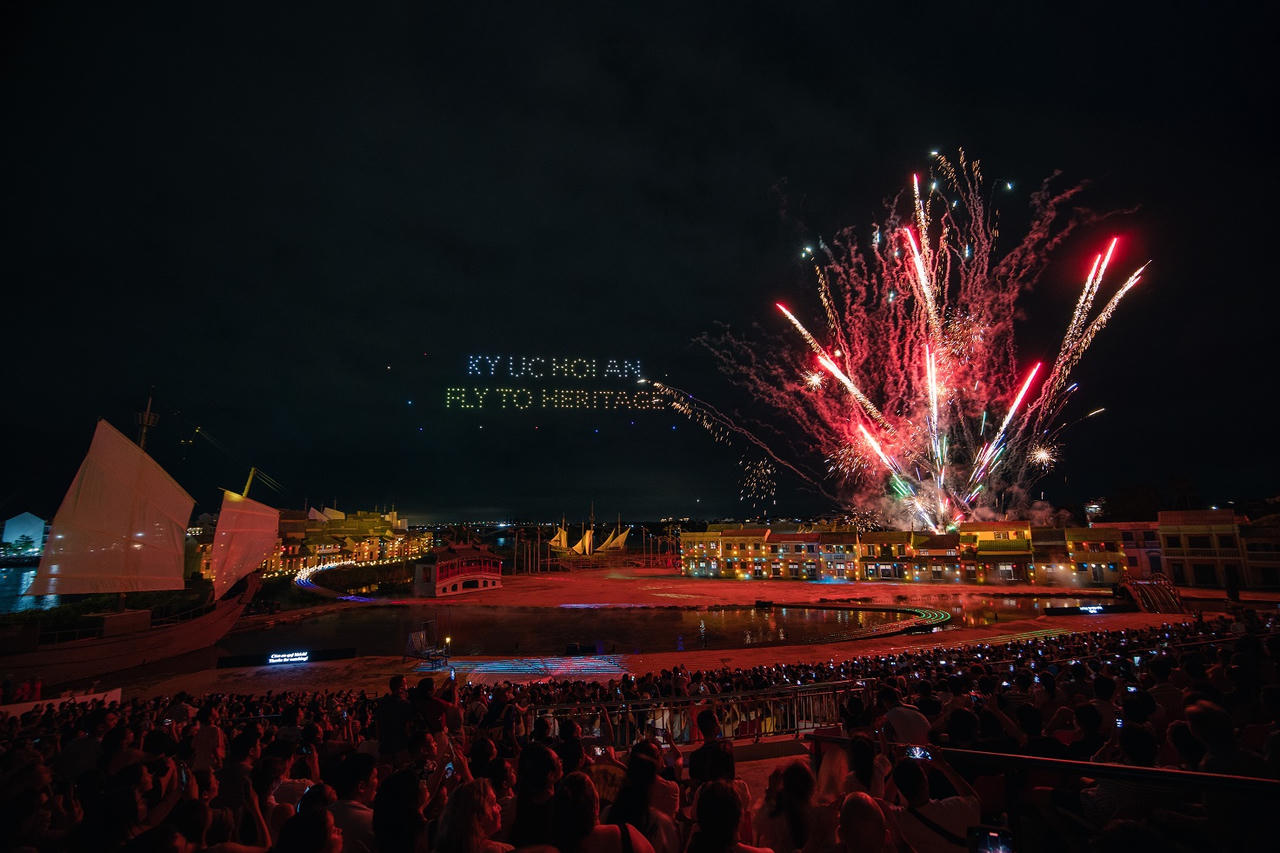 'Bay qua miền di sản' thắp sáng đêm Hội An, mở màn du lịch hè 2025