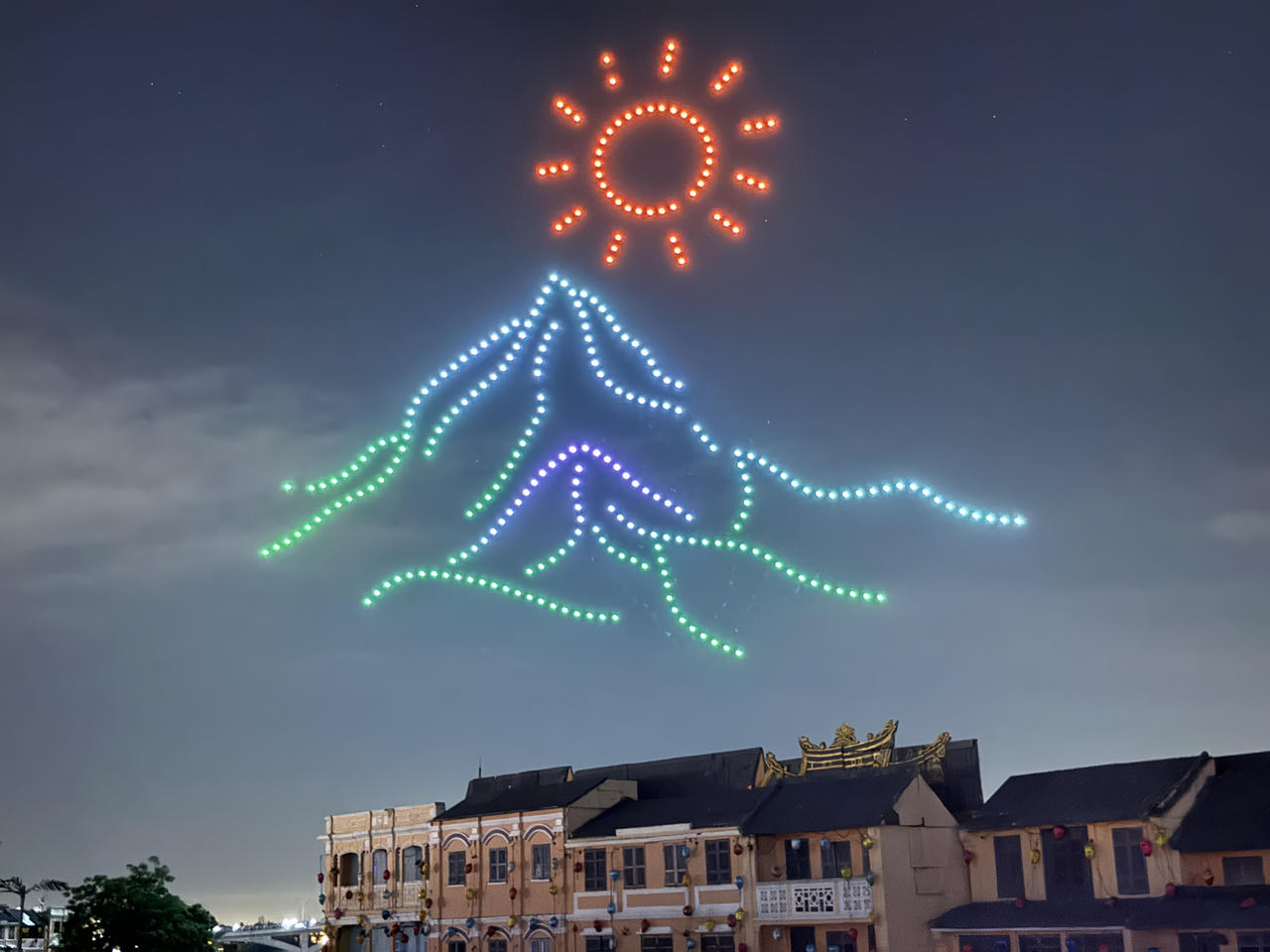 'Bay qua miền di sản' thắp sáng đêm Hội An, mở màn du lịch hè 2025