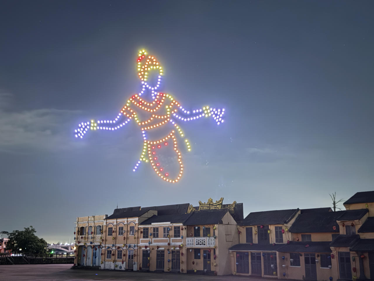 'Bay qua miền di sản' thắp sáng đêm Hội An, mở màn du lịch hè 2025