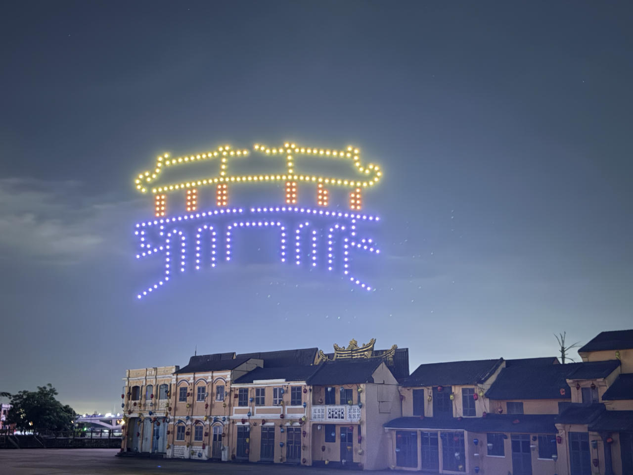 'Bay qua miền di sản' thắp sáng đêm Hội An, mở màn du lịch hè 2025