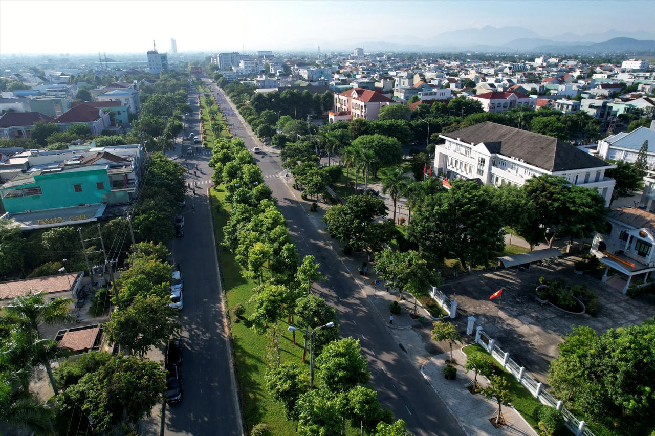 Quảng Nam đề xuất chi gần 283 tỷ đồng hỗ trợ cán bộ ra Đà Nẵng làm việc sau sáp nhập