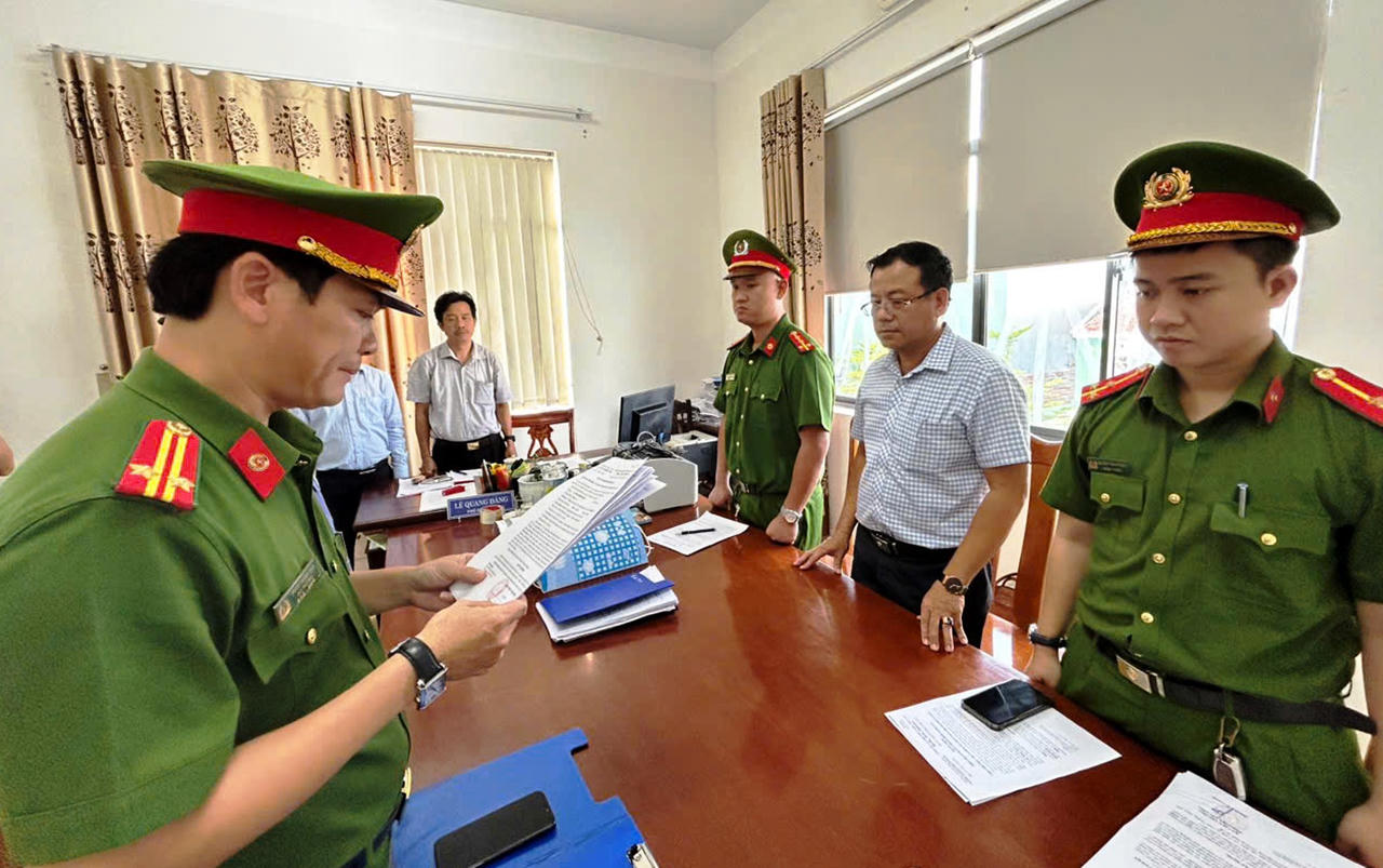 Khởi tố, bắt tạm giam 2 cựu cán bộ lập khống hồ sơ bồi thường giải phóng mặt bằng
