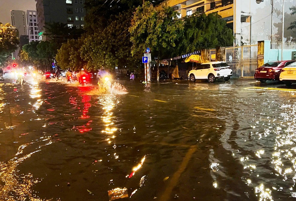 Mưa lớn do bão số 1, người dân Đà Nẵng trắng đêm ứng phó ‘giải cứu’ tài sản