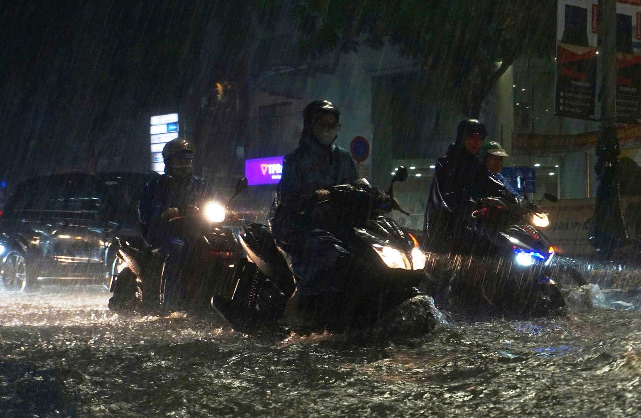 Mưa lớn do bão số 1, người dân Đà Nẵng trắng đêm ứng phó ‘giải cứu’ tài sản