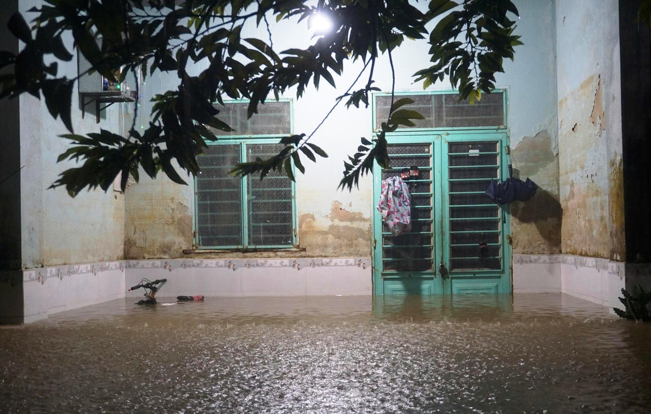Mưa lớn do bão số 1, người dân Đà Nẵng trắng đêm ứng phó ‘giải cứu’ tài sản