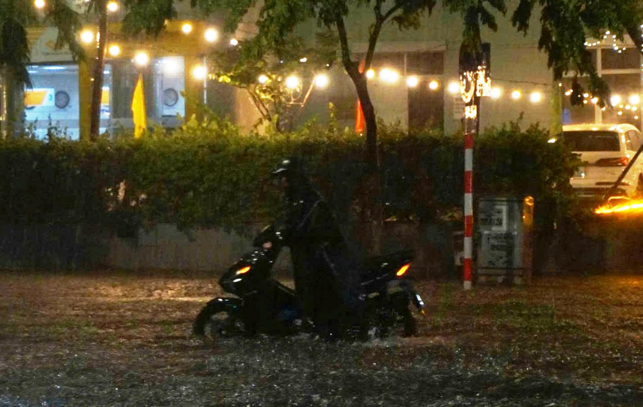 Mưa lớn do bão số 1, người dân Đà Nẵng trắng đêm ứng phó ‘giải cứu’ tài sản