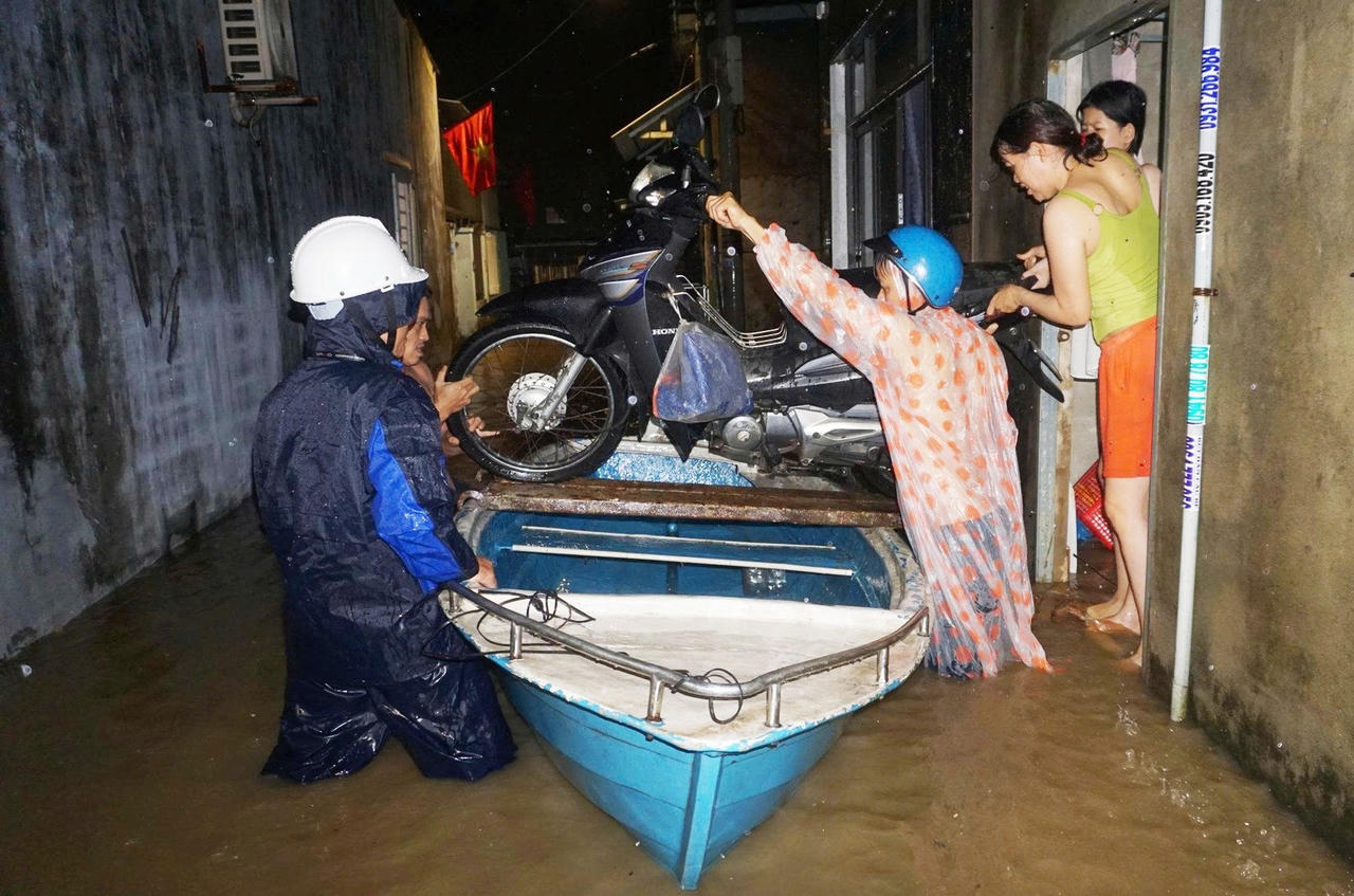 Mưa lớn do bão số 1, người dân Đà Nẵng trắng đêm ứng phó ‘giải cứu’ tài sản