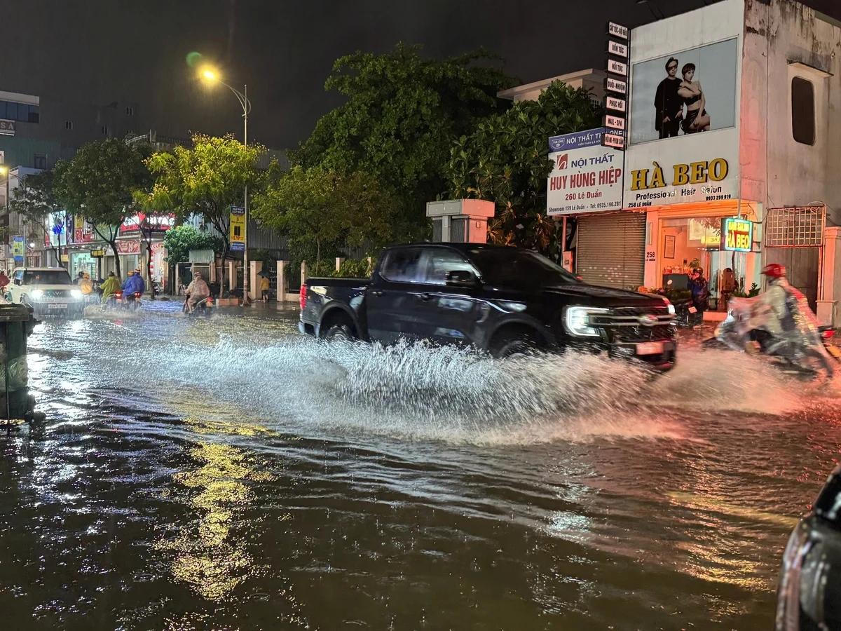 Mưa lớn do bão số 1, người dân Đà Nẵng trắng đêm ứng phó ‘giải cứu’ tài sản