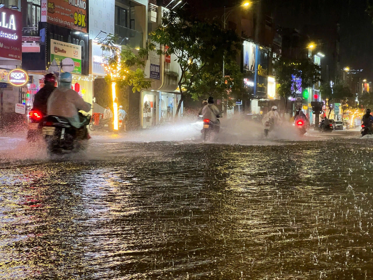 Mưa lớn do bão số 1, người dân Đà Nẵng trắng đêm ứng phó ‘giải cứu’ tài sản