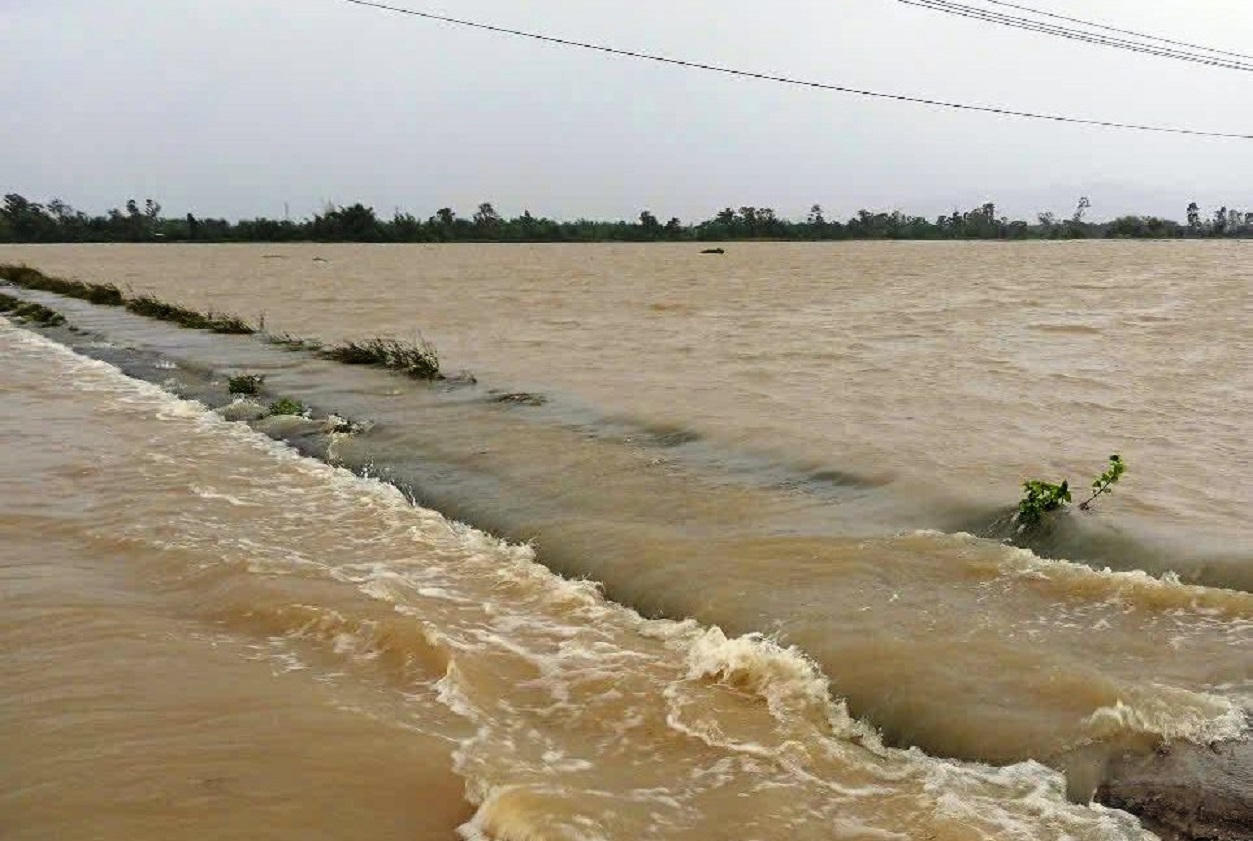Mưa lớn trắng đêm, nhiều nơi ở Quảng Nam chìm trong lũ