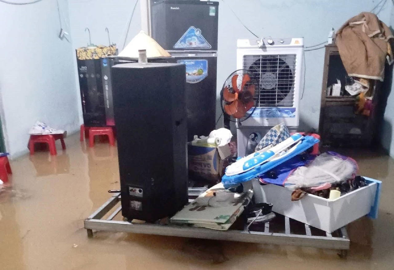 Mưa lớn trắng đêm, nhiều nơi ở Quảng Nam chìm trong lũ