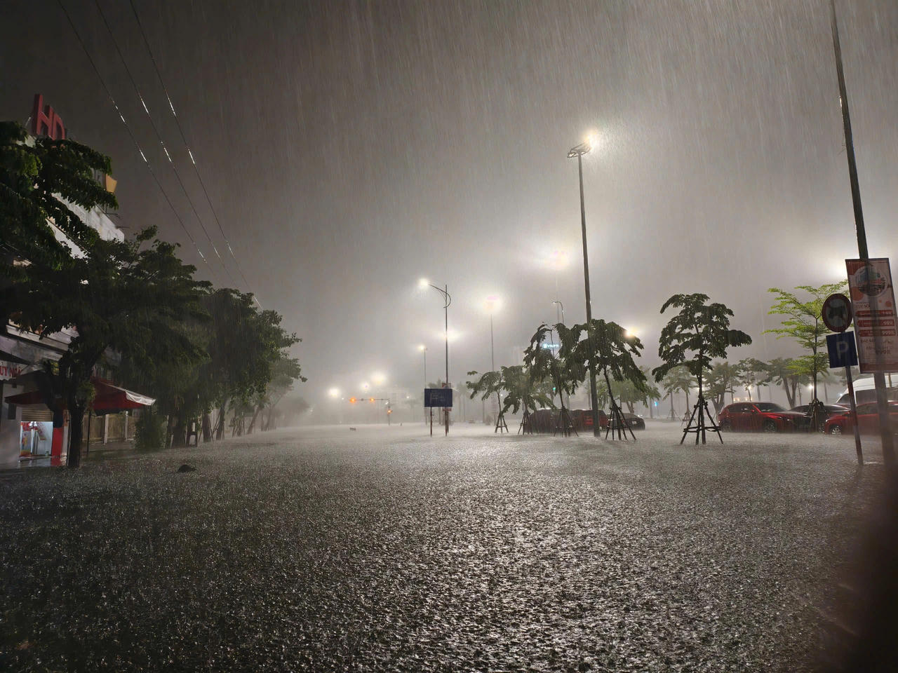 Mưa lớn do bão số 1, người dân Đà Nẵng trắng đêm ứng phó ‘giải cứu’ tài sản