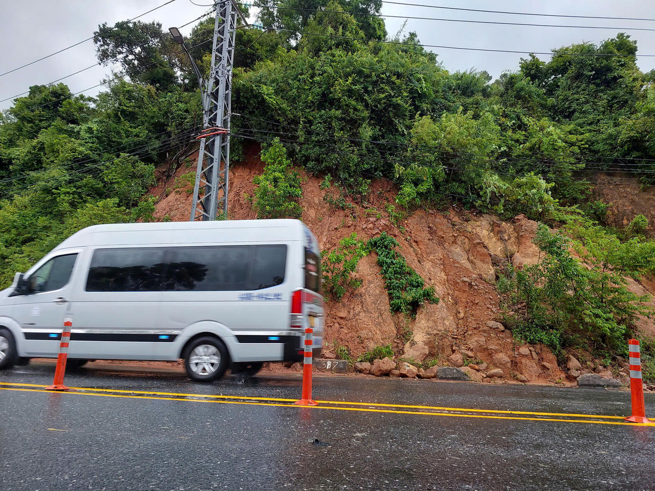 Tạm dừng tham quan bán đảo Sơn Trà do sạt lở nghiêm trọng sau bão số 1