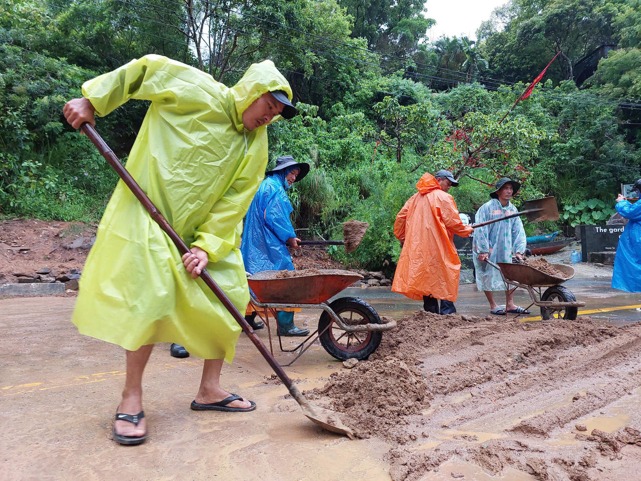 Tạm dừng tham quan bán đảo Sơn Trà do sạt lở nghiêm trọng sau bão số 1