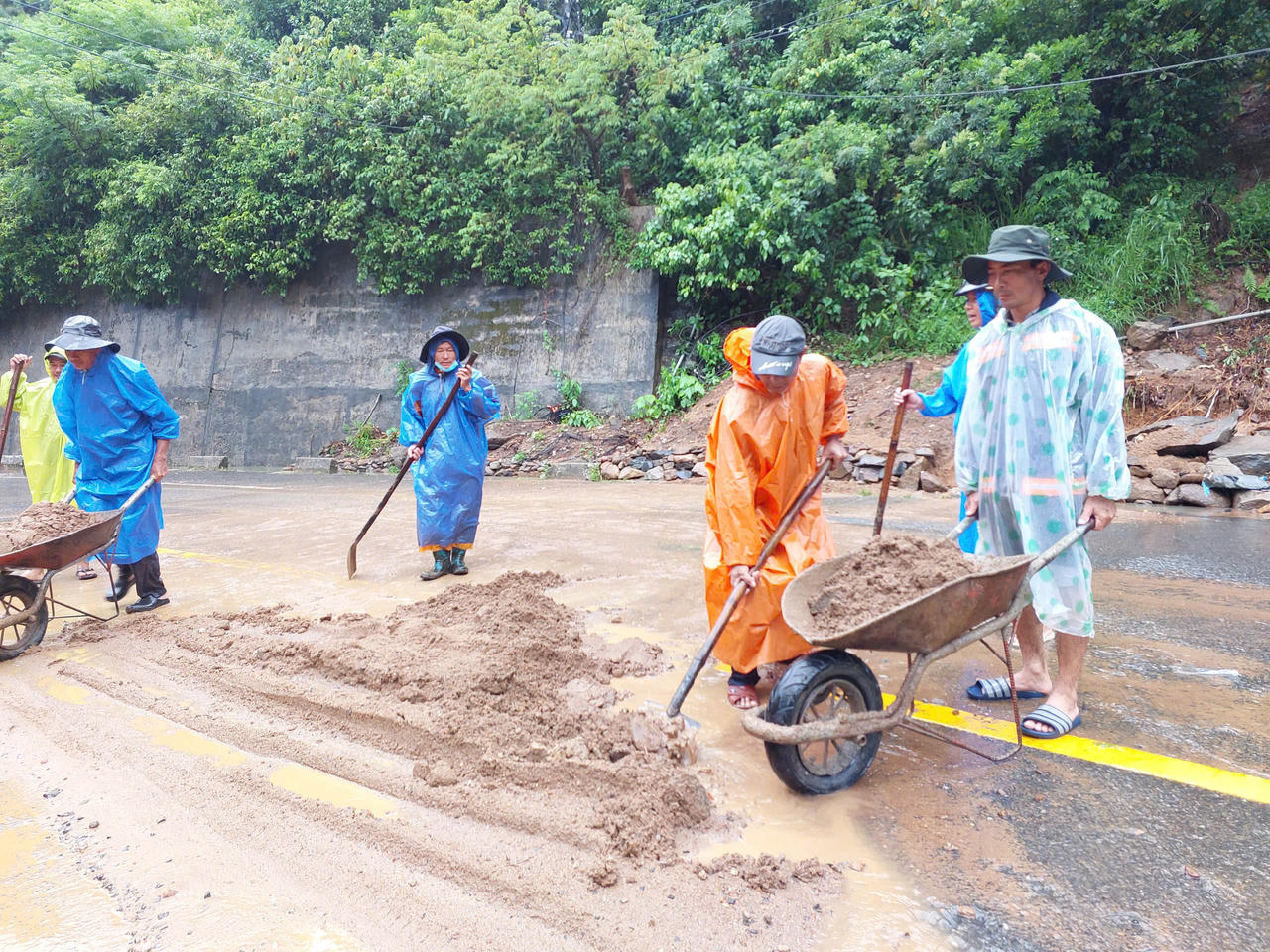Tạm dừng tham quan bán đảo Sơn Trà do sạt lở nghiêm trọng sau bão số 1