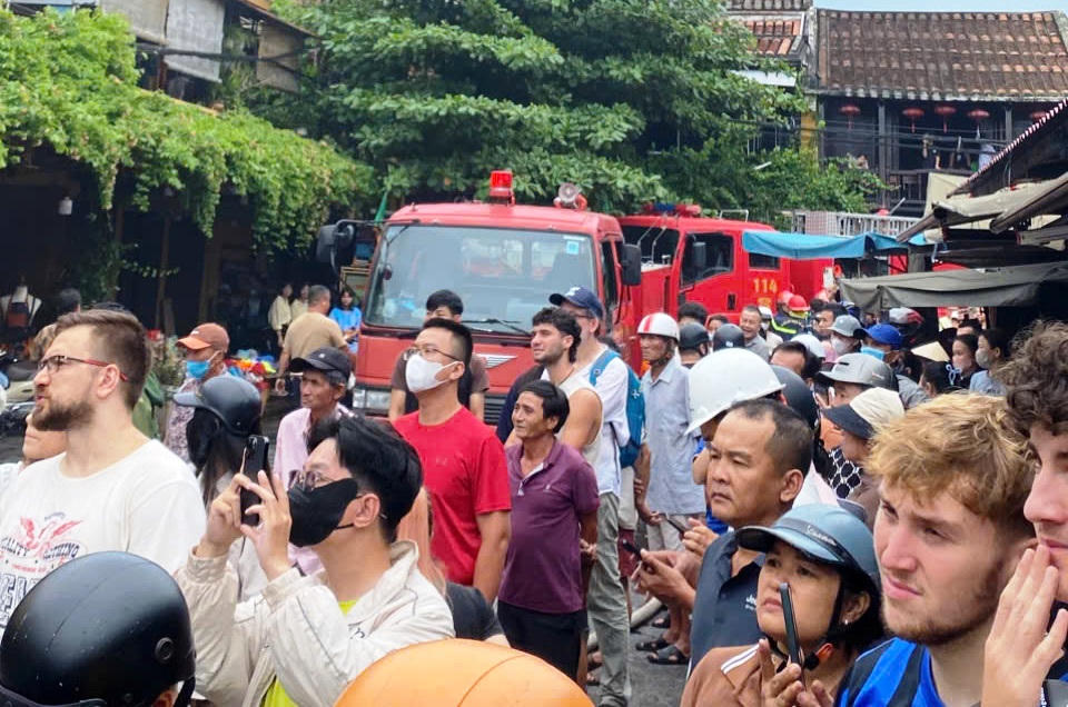 Cửa hàng lưu niệm bốc cháy giữa trưa, phố cổ Hội An náo loạn