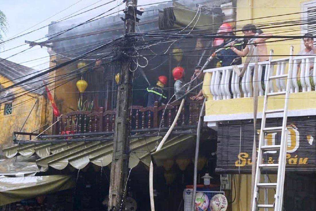Cửa hàng lưu niệm bốc cháy giữa trưa, phố cổ Hội An náo loạn