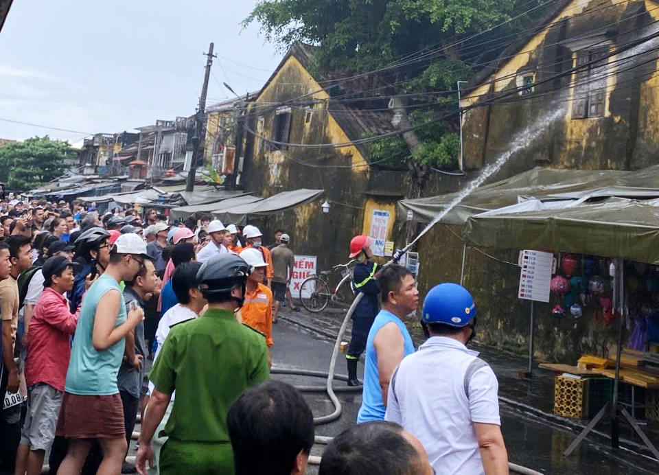 Cửa hàng lưu niệm bốc cháy giữa trưa, phố cổ Hội An náo loạn