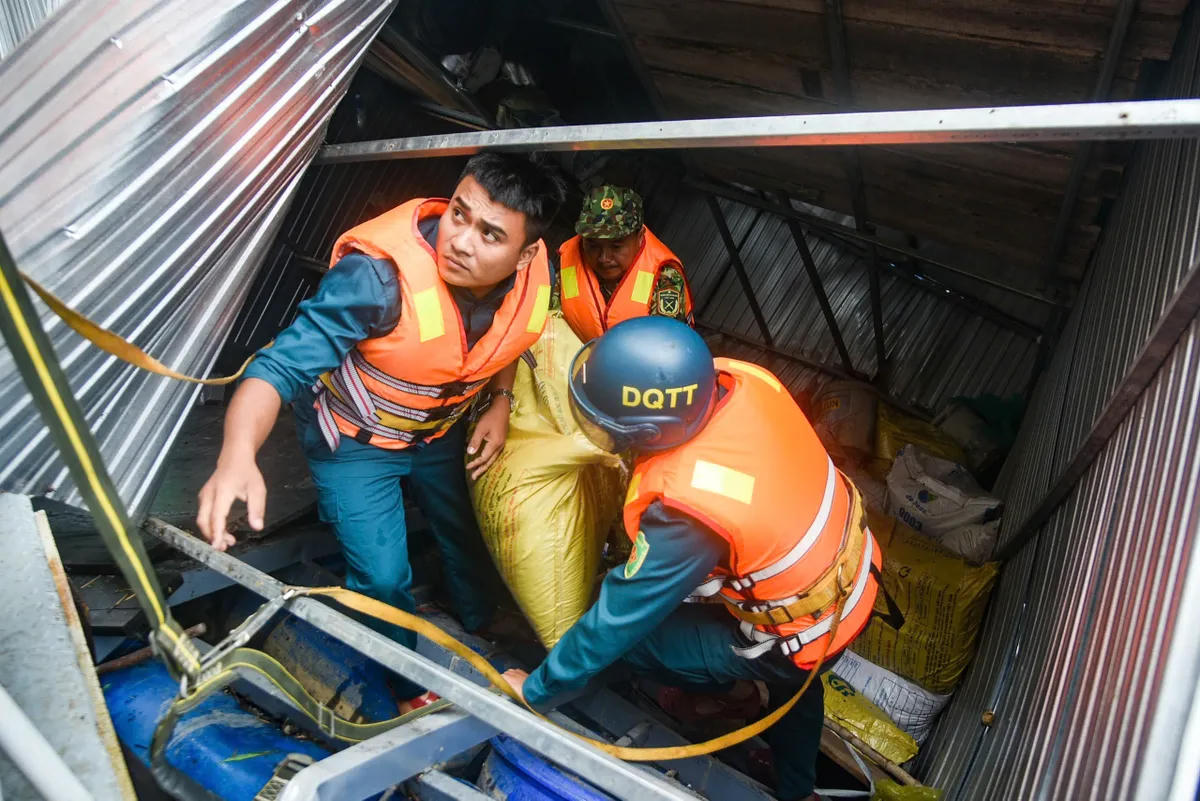 Đà Nẵng: Gần 180 cán bộ, chiến sĩ khẩn trương trục vớt lồng cá mắc kẹt ở đập An Trạch