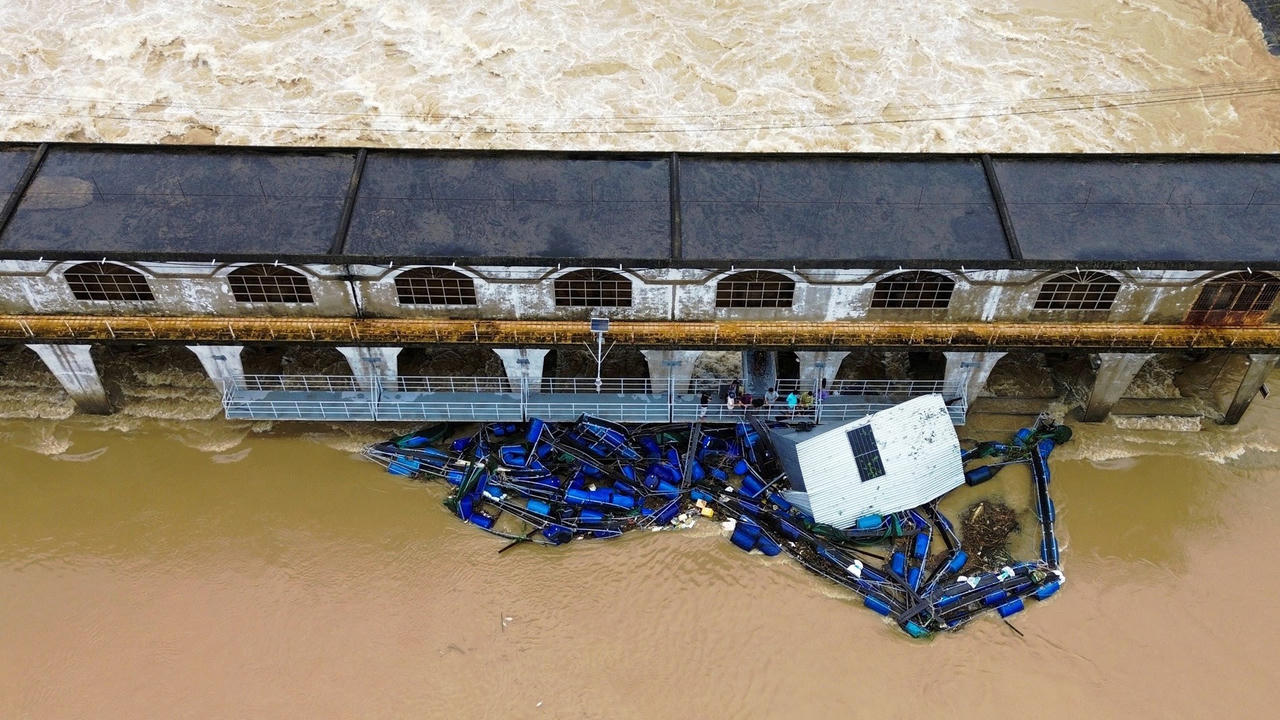 Đà Nẵng: Gần 180 cán bộ, chiến sĩ khẩn trương trục vớt lồng cá mắc kẹt ở đập An Trạch