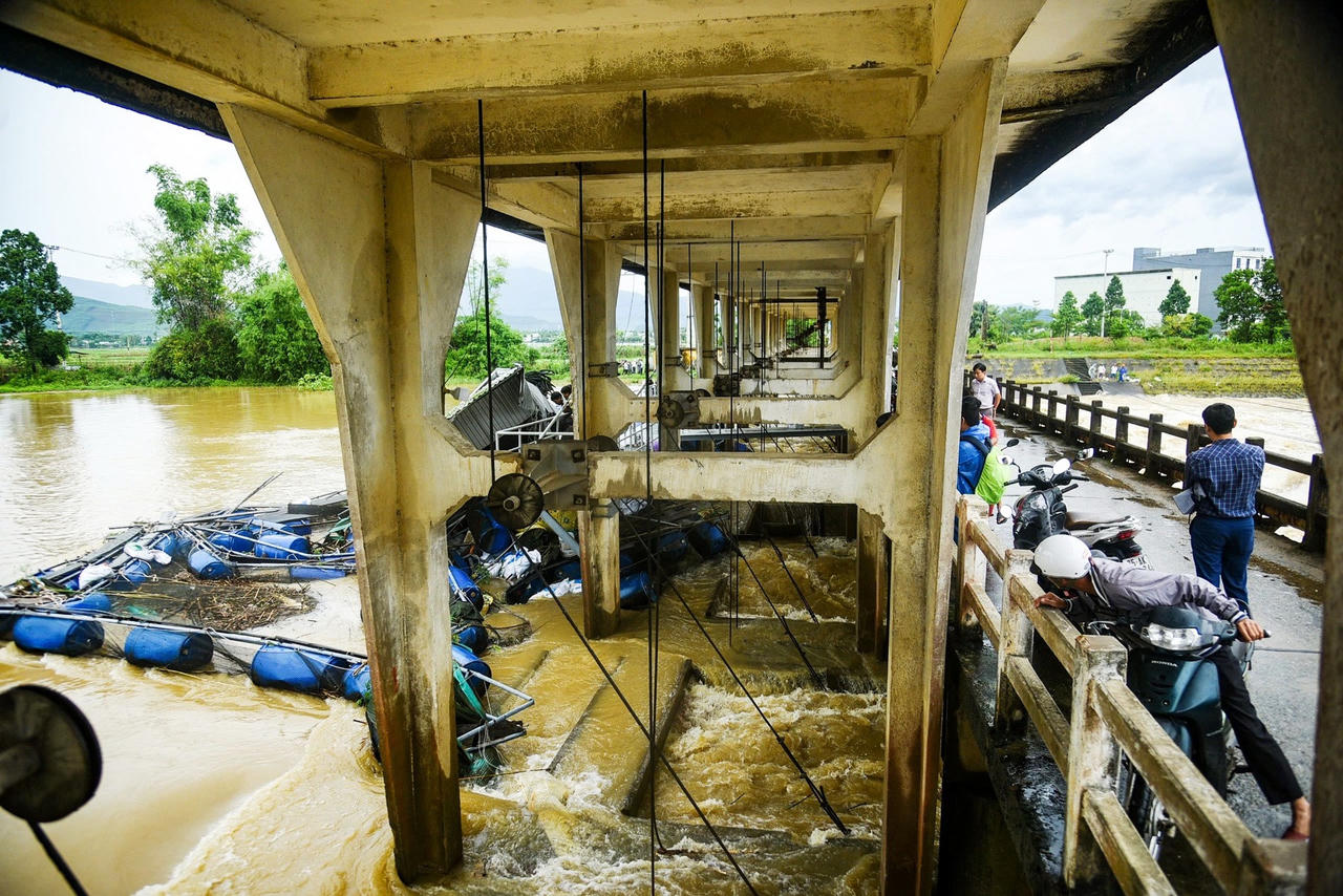 Đà Nẵng: Gần 180 cán bộ, chiến sĩ khẩn trương trục vớt lồng cá mắc kẹt ở đập An Trạch