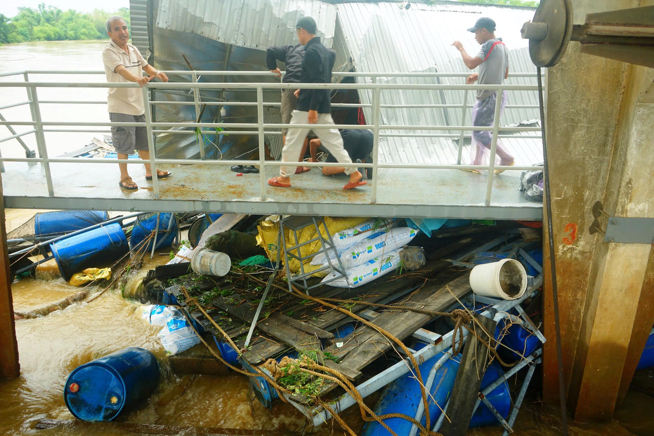 Đà Nẵng: Gần 180 cán bộ, chiến sĩ khẩn trương trục vớt lồng cá mắc kẹt ở đập An Trạch