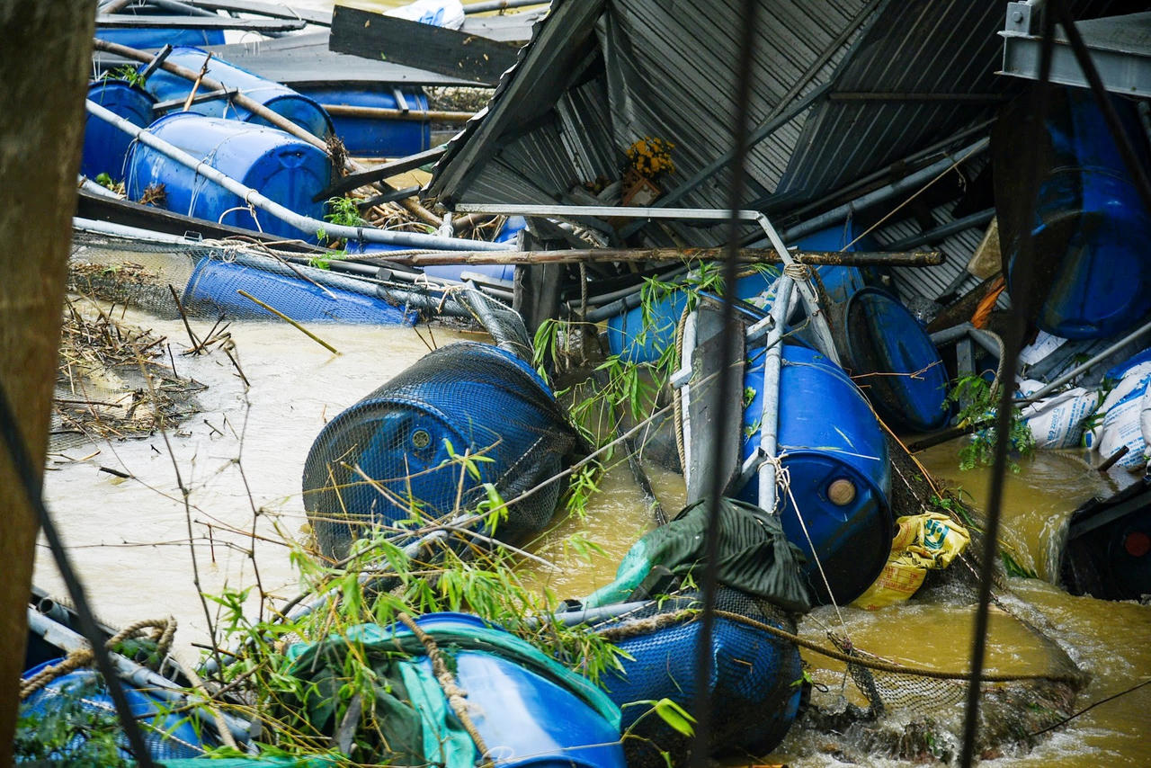 Đà Nẵng: Gần 180 cán bộ, chiến sĩ khẩn trương trục vớt lồng cá mắc kẹt ở đập An Trạch