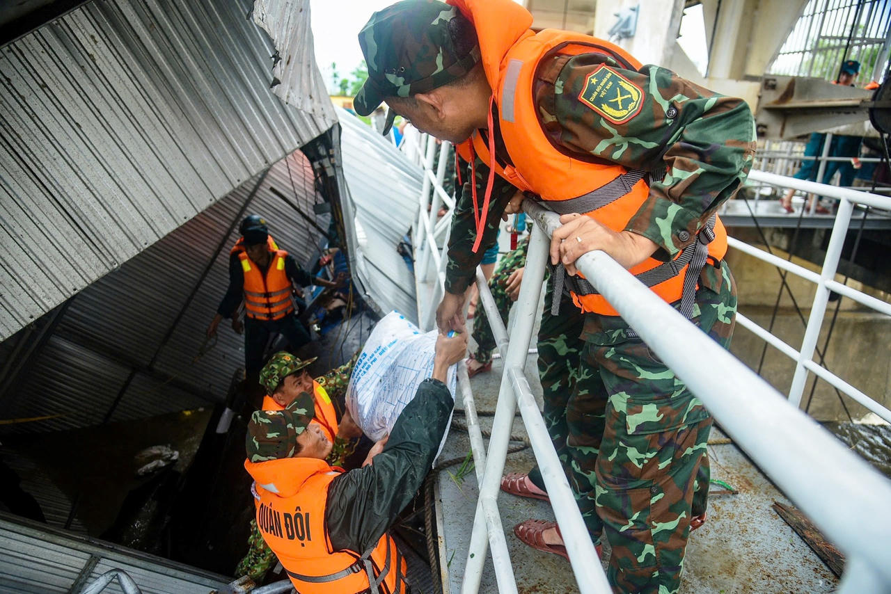 Đà Nẵng: Gần 180 cán bộ, chiến sĩ khẩn trương trục vớt lồng cá mắc kẹt ở đập An Trạch