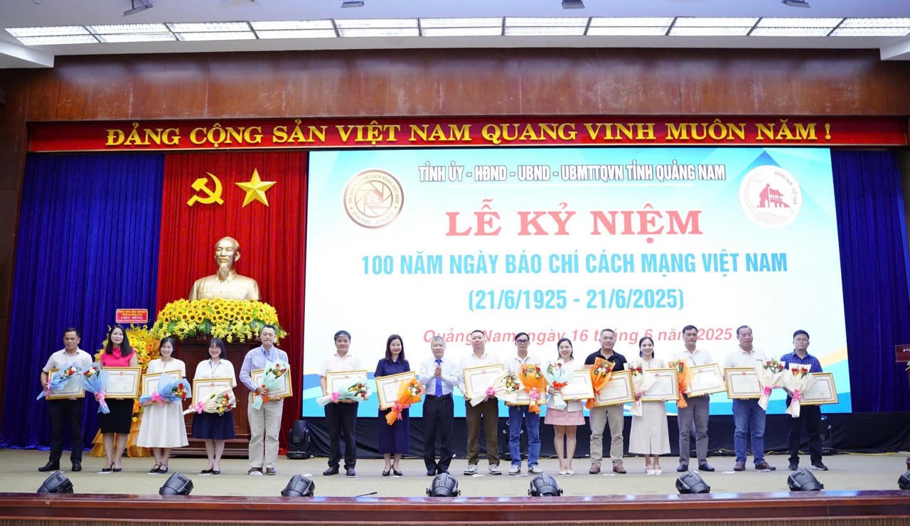 Báo Pháp luật Việt Nam vinh dự được UBND tỉnh Quảng Nam tặng bằng khen