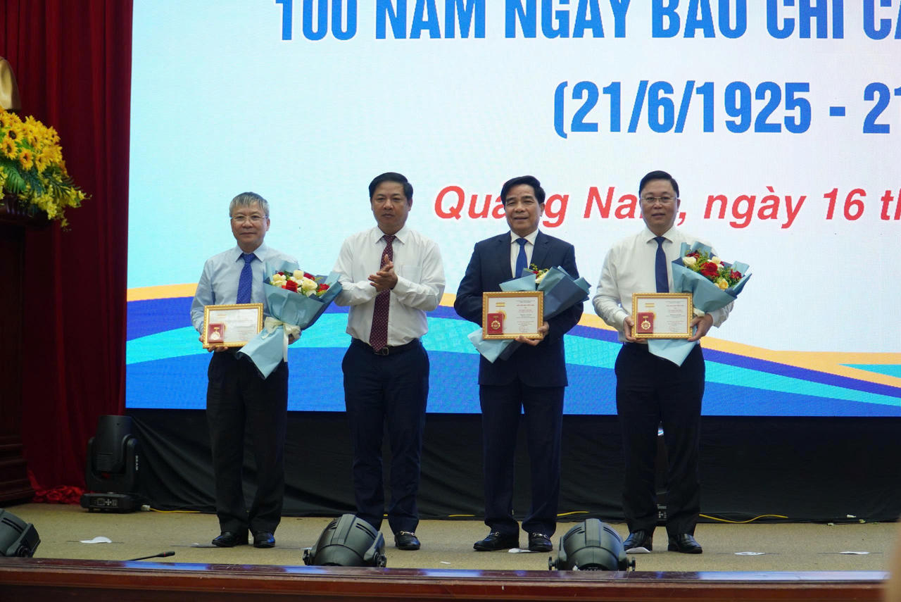 Báo Pháp luật Việt Nam vinh dự được UBND tỉnh Quảng Nam tặng bằng khen