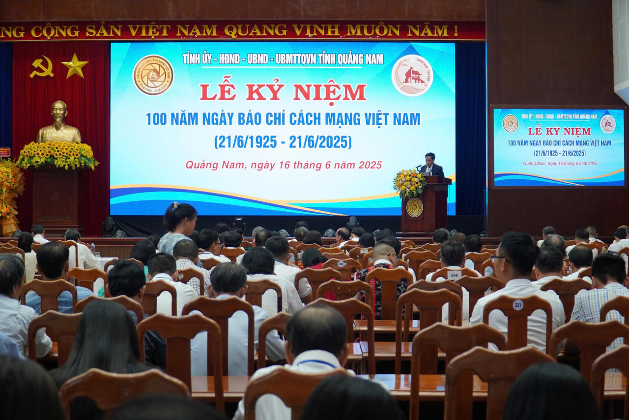 Báo Pháp luật Việt Nam vinh dự được UBND tỉnh Quảng Nam tặng bằng khen