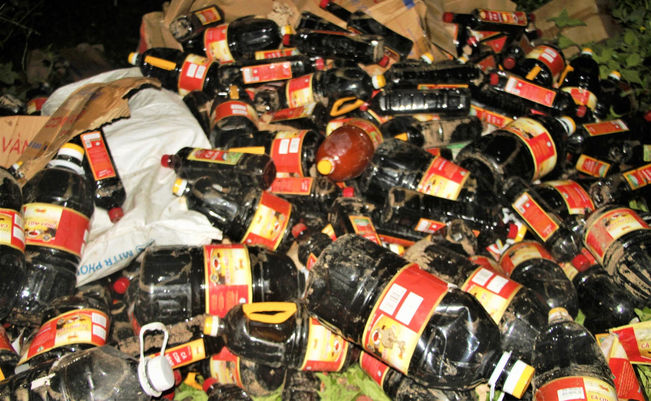 Phát hiện hàng ngàn chai nước mắm không rõ nguồn gốc bị vứt bỏ ở Quảng Nam