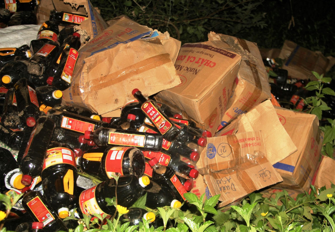 Phát hiện hàng ngàn chai nước mắm không rõ nguồn gốc bị vứt bỏ ở Quảng Nam