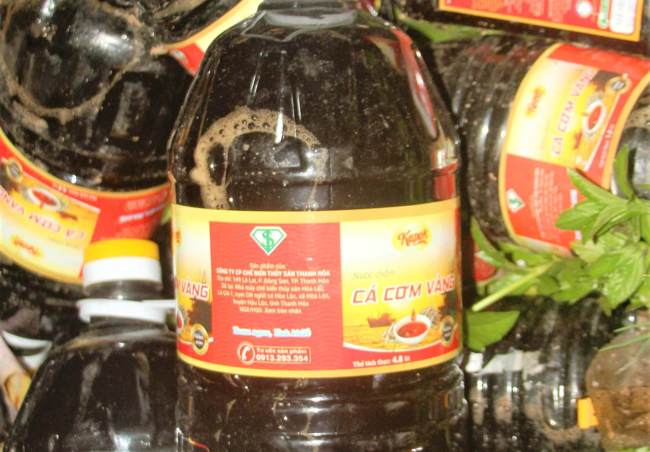 Điều tra nguồn gốc hàng ngàn chai nước mắm bị vứt bỏ ở Quảng Nam