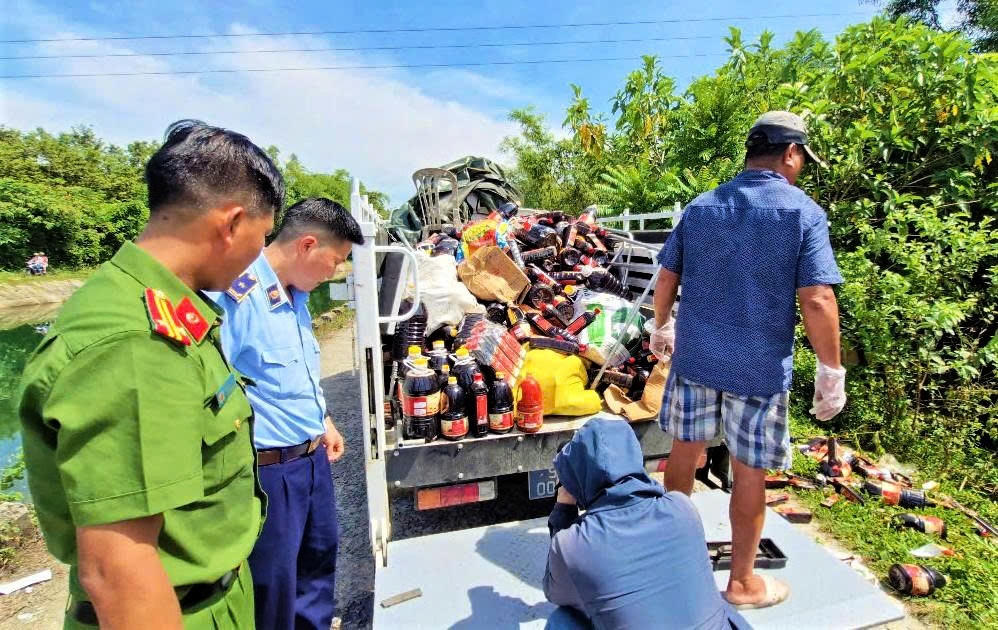 Xác định người thuê đổ gần 1.000 chai nước mắm hết hạn ở Quảng Nam