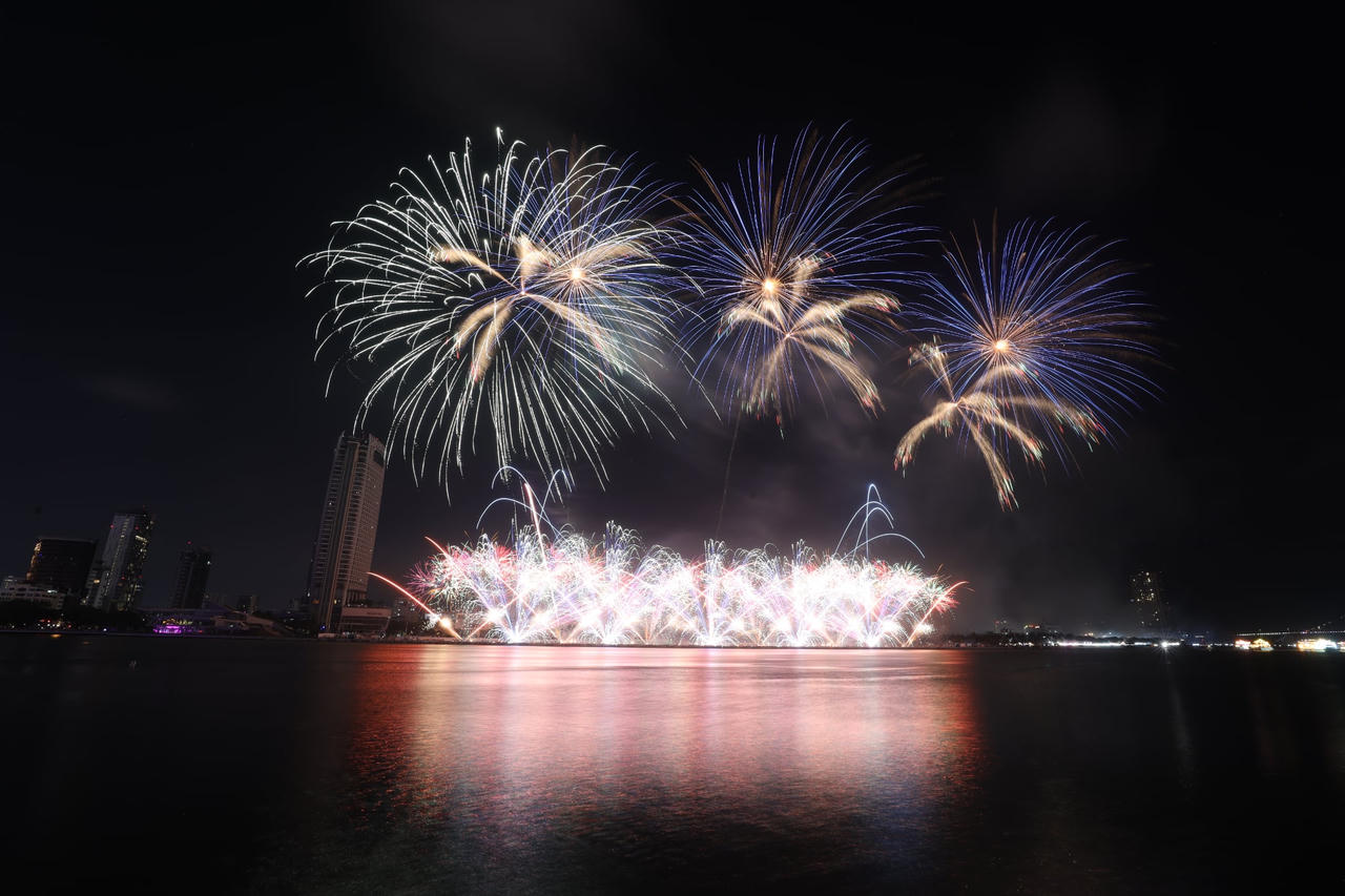 Sông Hàn bùng nổ cảm xúc đêm đội Bồ Đào Nha so tài với đội Vương quốc Anh