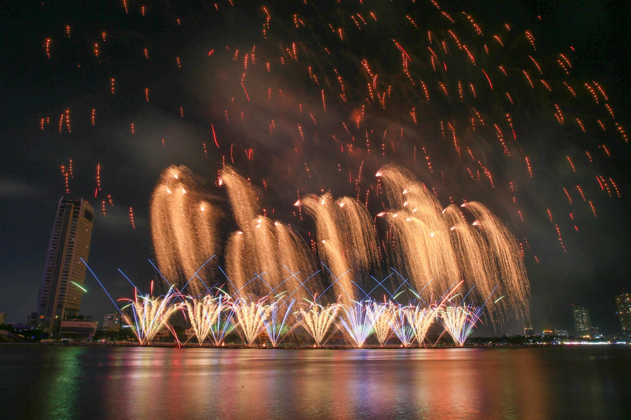 Sông Hàn bùng nổ cảm xúc đêm đội Bồ Đào Nha so tài với đội Vương quốc Anh