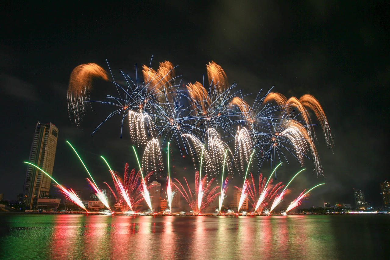 Sông Hàn bùng nổ cảm xúc đêm đội Bồ Đào Nha so tài với đội Vương quốc Anh