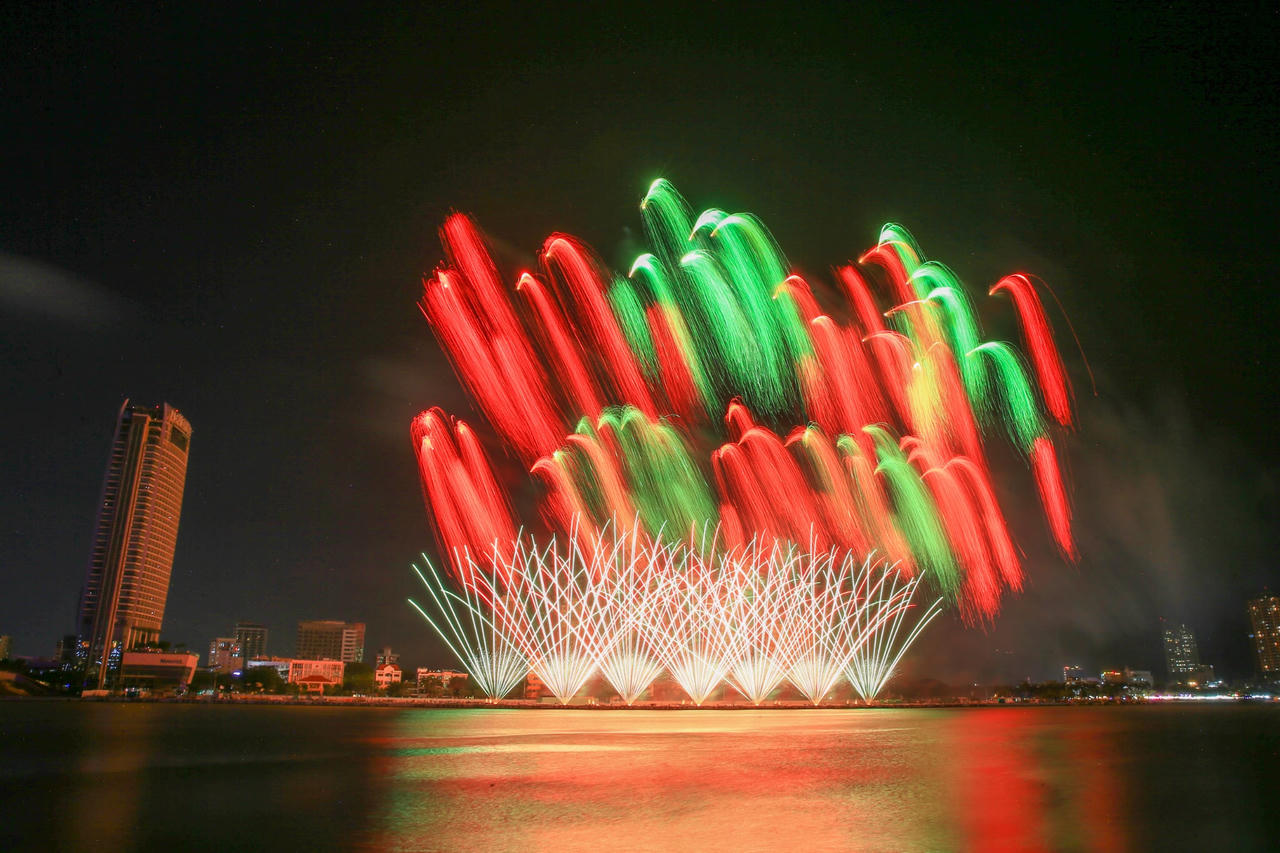 Sông Hàn bùng nổ cảm xúc đêm đội Bồ Đào Nha so tài với đội Vương quốc Anh