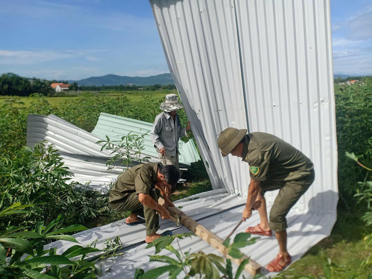 Lốc xoáy 10 phút tốc mái gần 30 ngôi nhà ở Quảng Nam