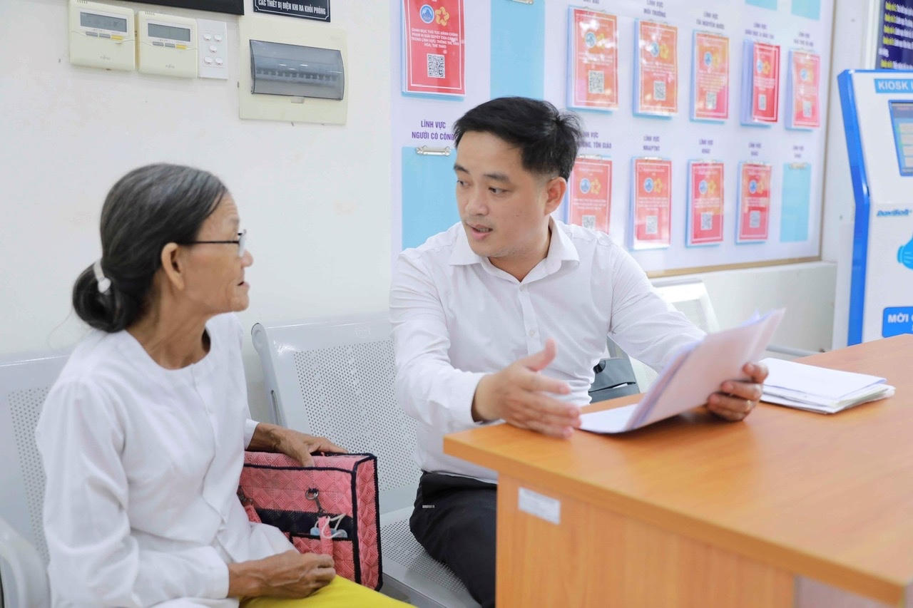 Đà Nẵng, Quảng Ngãi: Thủ tục hành chính thuận tiện, thông suốt trong ngày đầu tiên thực hiện chính quyền 2 cấp