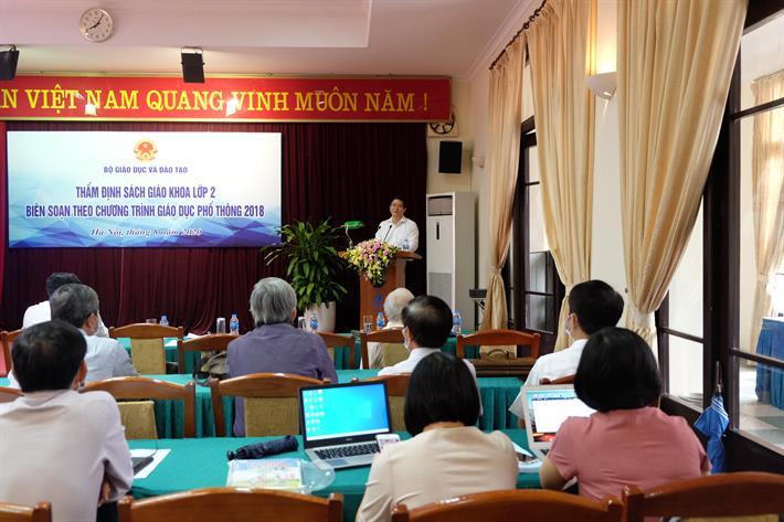 Học thật, thi thật và cần sách giáo khoa thật