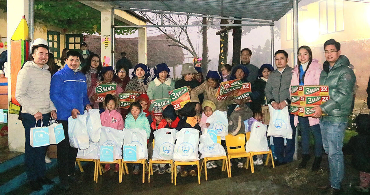 Chương trình “Đông ấm vùng cao”: Mang Tết về bản làng Y Tý 